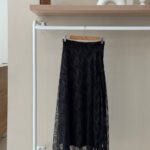 Black mesh overlay geometric print skirt with side slit