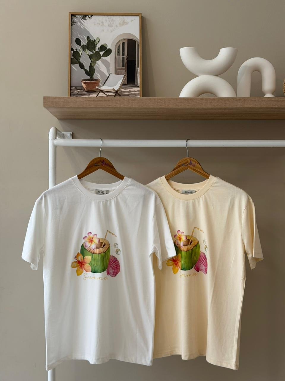 2026/04/2724.jpg Tropical coconut graphic t-shirt - Image 1