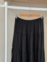 Tiered crinkle satin maxi black skirt - Image 2