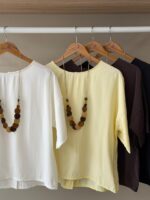 Short sleeve top with necklace - Image 2