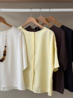 Short sleeve top with necklace - Image 3