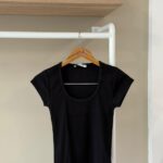 Ribbed scoop neck black t-shirt