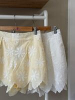 Daisy embroidered linen shorts - Image 2